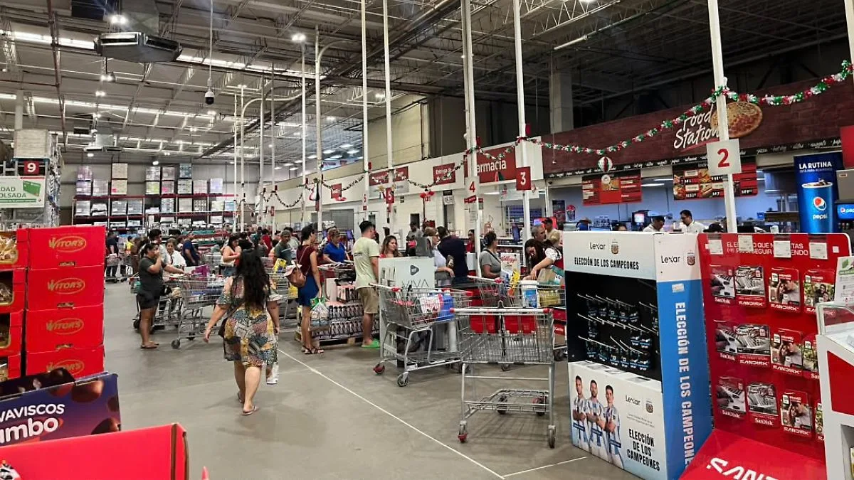 Cabo Residents Prepare for Polo's Arrival with Early Fuel and Grocery Purchases