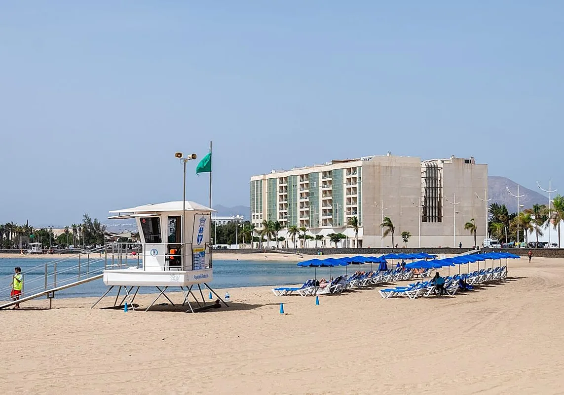 Playa de El Reducto Reabierta al Baño