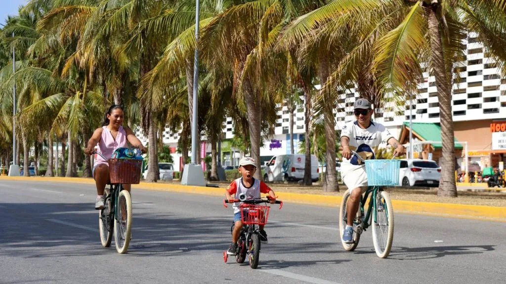 Cancún's Micromobility Boom: Embrace Bikes and Scooters with Caution