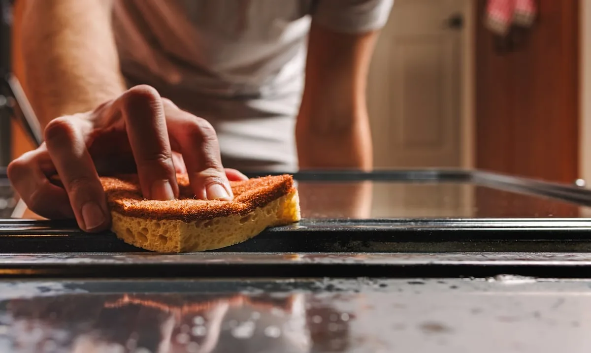 A Simple Trick to Remove Stubborn Grease from Oven Dishes