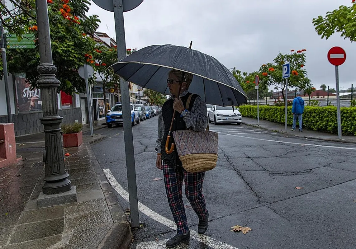 ...Aemet Alert: Canarias Prepares for Weekend Rainy Showers...