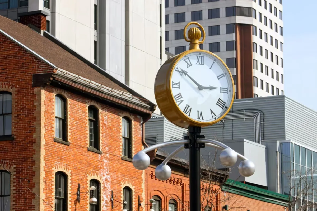 Navigating Canada’s Time Zone Quirks: What Toronto Expats and Digital Nomads Need to Know