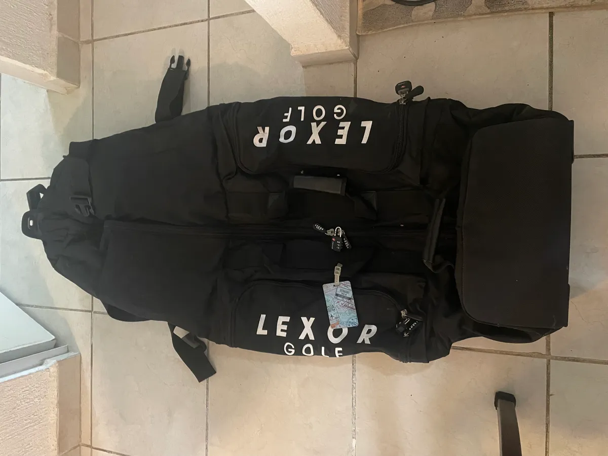 Selling a black LEXOR GOLF travel bag